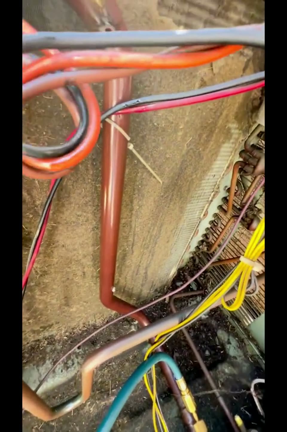 A strange hole that emptied the refrigerant